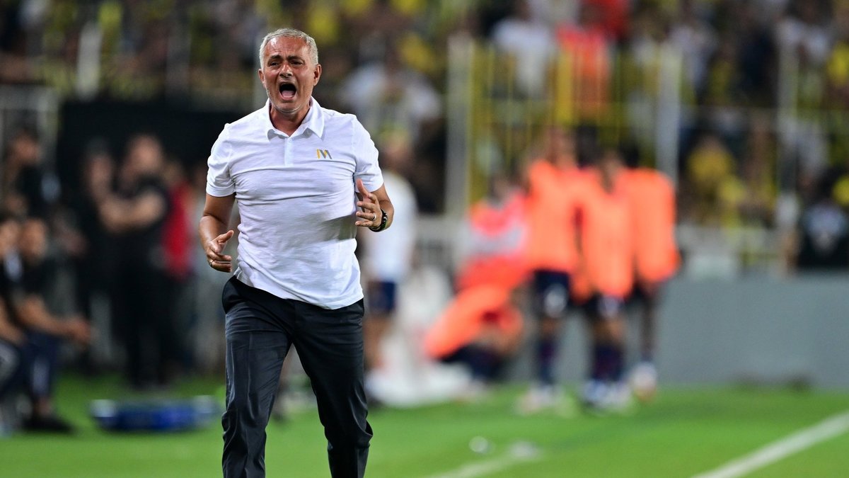 Fenerbahçe’de Jose Mourinho’dan penaltı eleştirisi! “Sadece hakem biliyor”