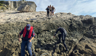 Bartın'da kayalıklarda mahsur kalan Rus turistleri Sahil Güvenlik ekipleri kurtardı – Güncel haberler