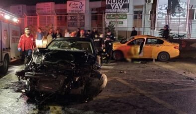 Başakşehir'de taksi ile otomobil çarpıştı: 10 yaralı | Son dakika haberleri