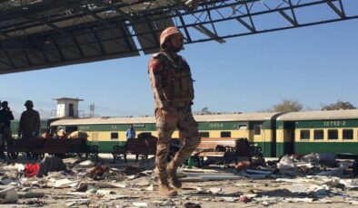 Pakistan'da tren istasyonunda meydana gelen patlamada en az 26 kişi öldü | Dış Haberler