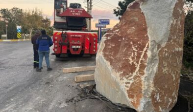 Seyir halindeki TIR'dan 12 ton ağırlığındaki mermer blok, yola düştü – Güncel haberler