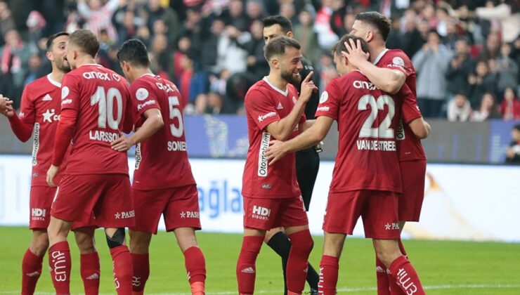 Antalyaspor maça dakikalar kala açıkladı: 8 futbolcu kadroya alınmadı