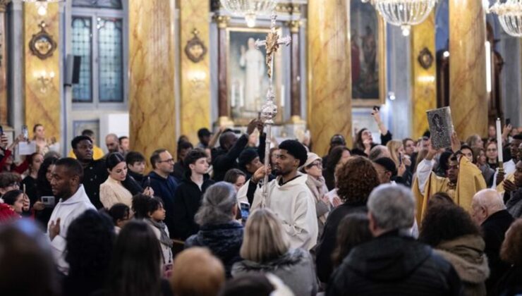 İstanbul'daki kiliselerde Noel ayini | Son dakika haberleri