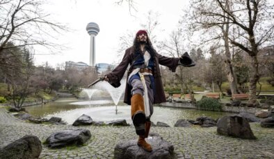 Ankara Sokaklarında Jack Sparrow Rüzgarı